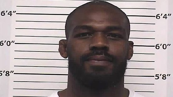 oto de Jon Jones sendo fichado pela Polícia de Albuquerque, nos EUA, em 2020 | Reprodução