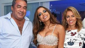 Anitta com os pai Mauro Machado, a mãe Miriam Macedo | Instagram/@anitta