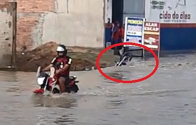 Imagem Vídeo: idoso é arrastado pelas chuvas e morre ao cair em cratera em Arapiraca