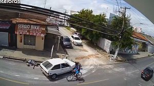 Imagem Câmera flagra motociclista sendo arremessado após colisão com carro no Jacintinho