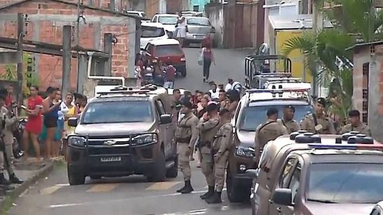 Uma mulher e quatro filhos foram mantidos reféns por sete homens armados em Salvador | Reprodução TV Bahia / Globo