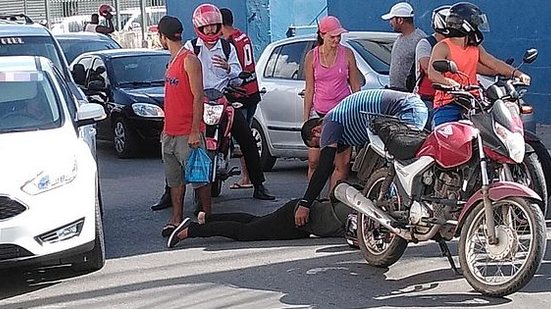 Mulher ficou ferida após colisão entre a moto que conduzia e um caminhão que estava no local. | Letícia Sobreira / TNH1