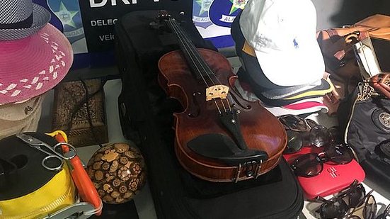 Violino foi encontrado na residência de suspeito | Mailson Franklin / TV Pajuçara