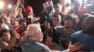 Ex-presidente Luiz Inácio Lula da Silva sai do Sindicato dos Metalúrgicos e se entrega à PF | Leonardo Benassatto/Reuters