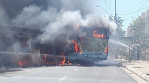 Imagem Ônibus é incendiado por homens mascarados, em Fortaleza