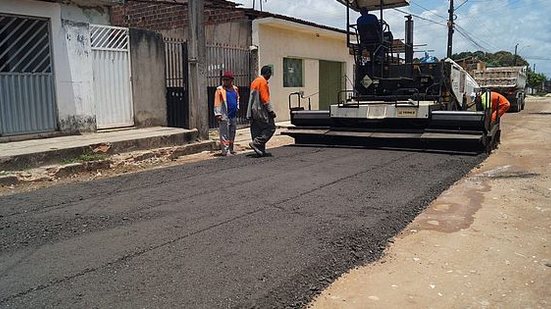 Material aplicado com máquina em rua do Village | Secom Maceió