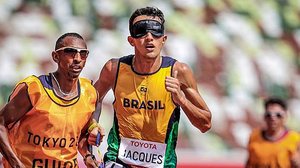 corre durante prova dos 5.000m nos Jogos de Tóquio | Foto Wander RobertoCPB