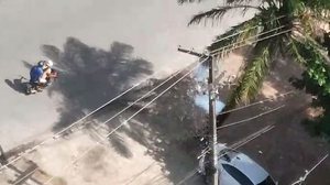 Vídeo mostra pequena explosão em poste após fiação enroscar em VLT | Reprodução