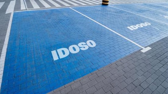 Ao estacionar em vagas especiais, os beneficiários devem obrigatoriamente colocar a credencial no painel do veículo ou em local visível para a fiscalização. | Foto: Detran / SP