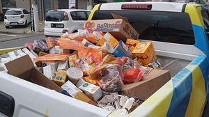 Operação aconteceu na feira livre do bairro, onde foram identificados diversos alimentos impróprios para o consumo | Foto: Vigilância Sanitária