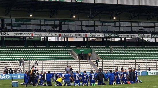 Jogadores no centro do gramado do Alfredo Jaconi | Henrique Pereira / Cortesia