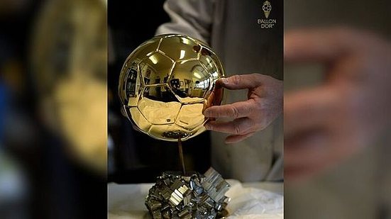 O júri internacional do Bola de Ouro é formado por um jornalista esportivo por país | Reprodução / ballondor / X