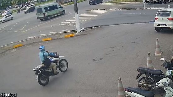 Motociclista foi apontado como suspeito do furto | Reprodução