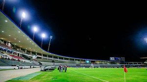 Rei Pelé tem passado por melhorias nos últimos meses. Na última segunda-feira, as novas torres de iluminação foram inauguradas na partida entre CRB e Coritiba | Pei Fon / TNH1