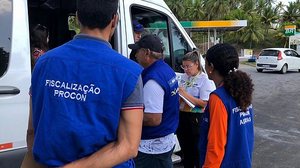 Equipes de fiscalização estiveram nas praias do Gunga e no Mirante da Sereia, em Maceió | Foto: Ascom Procon