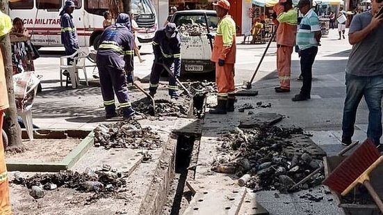 Imagem Quatro toneladas de lixo são retiradas de canaletas de drenagem na Rua do Comércio