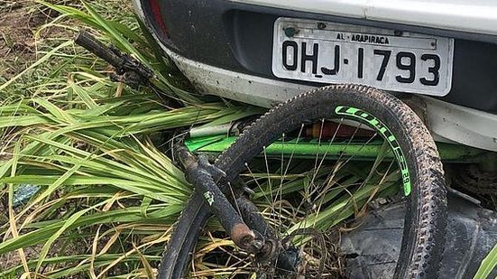 Imagem Motorista perde controle e atropela quatro ciclistas na AL-101 Sul