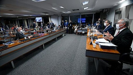 O relatório final de Renan Calheiros foi aprovado com sete votos favoráveis e quatro contrários | Foto: Marcos Oliveira / Agência Senado