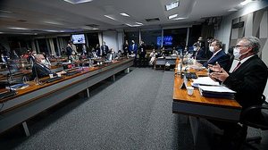 O relatório final de Renan Calheiros foi aprovado com sete votos favoráveis e quatro contrários | Foto: Marcos Oliveira / Agência Senado