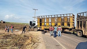 Carreta e moto se chocaram em trecho de rodovia | Reprodução/Redes Sociais