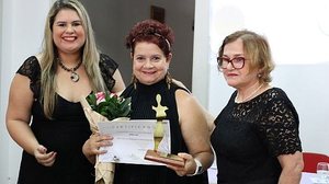 Nide recebendo a homenagem | Ascom Secult