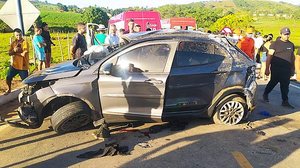 O veículo, modelo Fiat Argo Treking de cor cinza, ficou com as partes dianteira e traseira destruídas na colisão | Foto: Reprodução