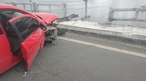 Veículo colidiu contra a mureta de segurança da ponte | Foto: Cortesia / BPRv