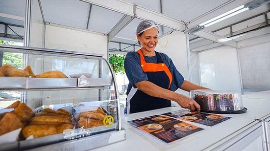 Ana falou da satisfação de participar da feira, tendo oportunidade de atingir um público maior. | Foto: Jonathan Lins/Secom Maceió