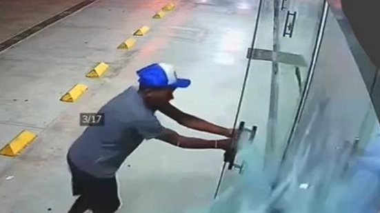 Homem forçou puxadores e quebrou porta de vidro para invadir galeria | Foto: Reprodução