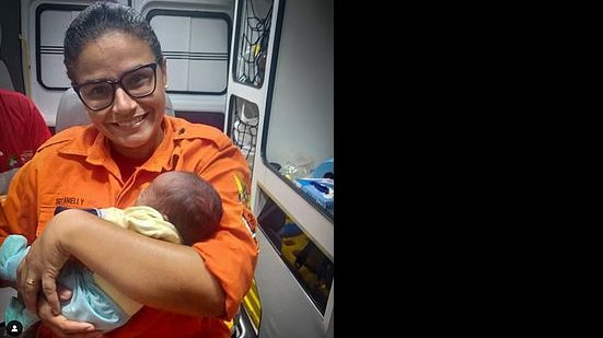 A sargento Anielly Oliveira segurando no colo o bebê de apenas 30 dias, logo após salvá-lo no quartel do Grupamento de Incêndio em Maceió | Divulgação / Corpo de Bombeiros