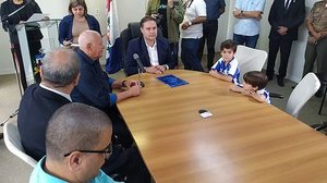 Governador, ao lado dos dois filhos, se reuniu com a direção e os jogadores do CSA | TNH1