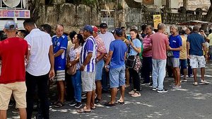 Imagem Moradores de bairros afetados por rachaduras fazem manifestações em frente a emissoras de TV