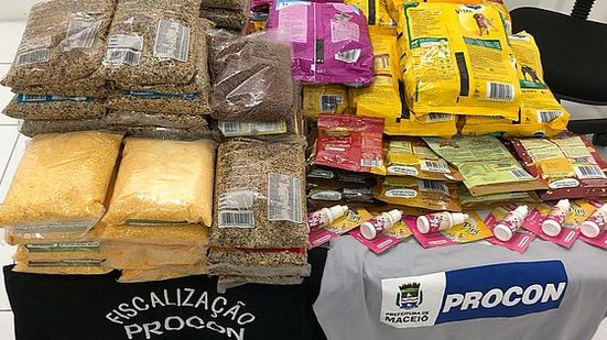 Fiscais do Procon Maceió apreendem produtos vencidos em pet shops da capital | Assessoria