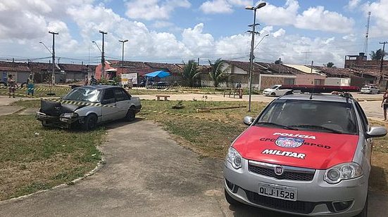 Veículo parou em gramado de praça após condutor ser morto a tiros | Cortesia ao TNH1/Maílson Franklin