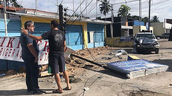 Wagner é dono de um comércio e foi ao local para avaliar os danos | Henrique Pereira