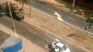 Exército fuzila carro em avenida no Rio de Janeiro | Reprodução / Vídeo