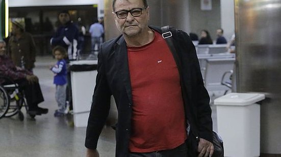 O escritor italiano Cesare Battisti desembarca no aeroporto de Cumbica, em Guarulhos (SP), vindo do MS, após ser beneficiado por um habeas corpus. (Foto: Nelson Antoine/Folhapress) | Arquivo/Nelson Antoine/Folhapress