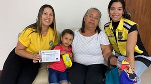 Credenciais de estacionamento para vagas especiais foram entregues a pessoas com autismo | Foto: Cortesia / Secom Maceió