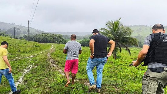 Rones dos Santos (camisa cinza) foi capturado na zona rural de Barreiros, em Pernambuco | Divulgação/PC