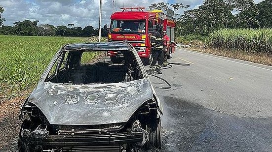 Bombeiros estiveram na Avenida Cachoeira do Meirim para conter as chamas em veículo | Ascom Bombeiros