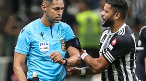 Hulk jogador do Atletico-MG e expulso e reclama com a arbitragem durante partida contra o Palmeiras no estadio Arena MRV pelo campeonato Brasileiro A 2024 | Agif / Folhapress