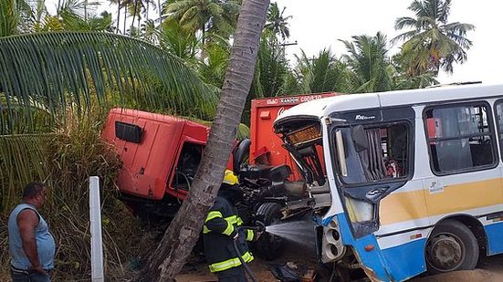 Imagem Vídeo: acidente entre caminhão de refrigerante e ônibus deixa seis pessoas feridas em Maragogi