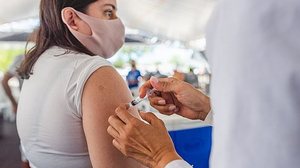 Imagem Maceió retoma 1ª dose para 20 anos e anuncia vacinação de jovens de 19 anos a partir desta quinta-feira; veja calendário