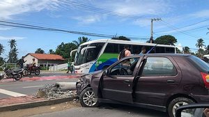 Colisão entre carro e poste em Guaxuma | Cortesia