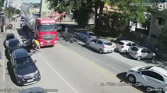 Imagem Motorista abre porta de carro e joga motociclista embaixo de caminhão no RJ