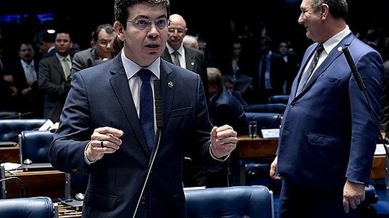 Senador Randolfe Rodrigues apresentou, junto com o colega de partido Fabiano Contarato, projeto de decreto legislativo e ação junto ao STF para que decreto presidencial seja considerada inconstitucional. | Waldemir Barreto/Agência Senado