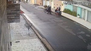 Imagem Vídeo: motociclista por aplicativo é assaltado e tem moto roubada enquanto trabalhava, no Poço