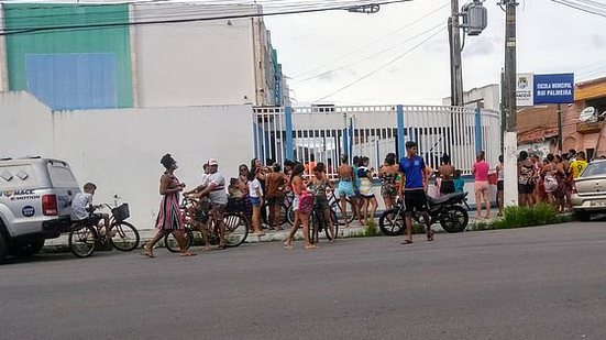 Distribuição de kits de merenda escolar gera filas em escolas de Maceió | Reprodução/Redes Sociais