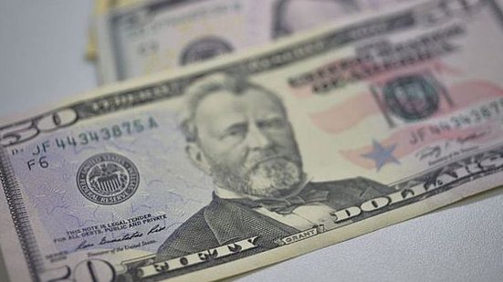 Imagem Dólar passa de R$ 5,50 e atinge maior valor desde novembro