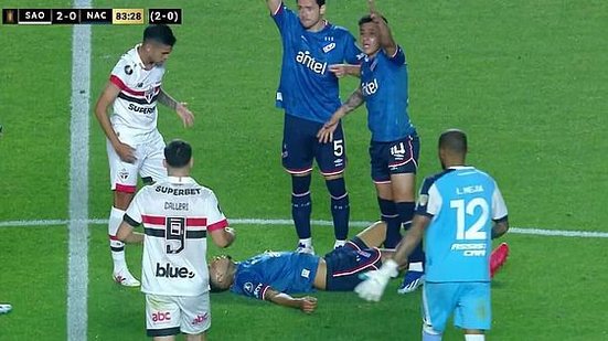 Imagem Hospital diz que jogador que caiu em campo teve parada cardíaca e precisou de desfibrilador